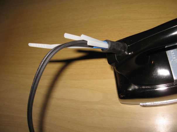Continental-Electric-Dry-Iron-Fixing-Strain-Relief1