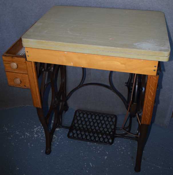 Janome 712T lowered cabinet closed